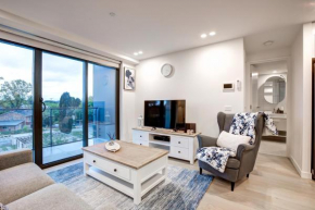 The Hamptons - Lux 2 Bed 2 Bath, Pool - Central Location